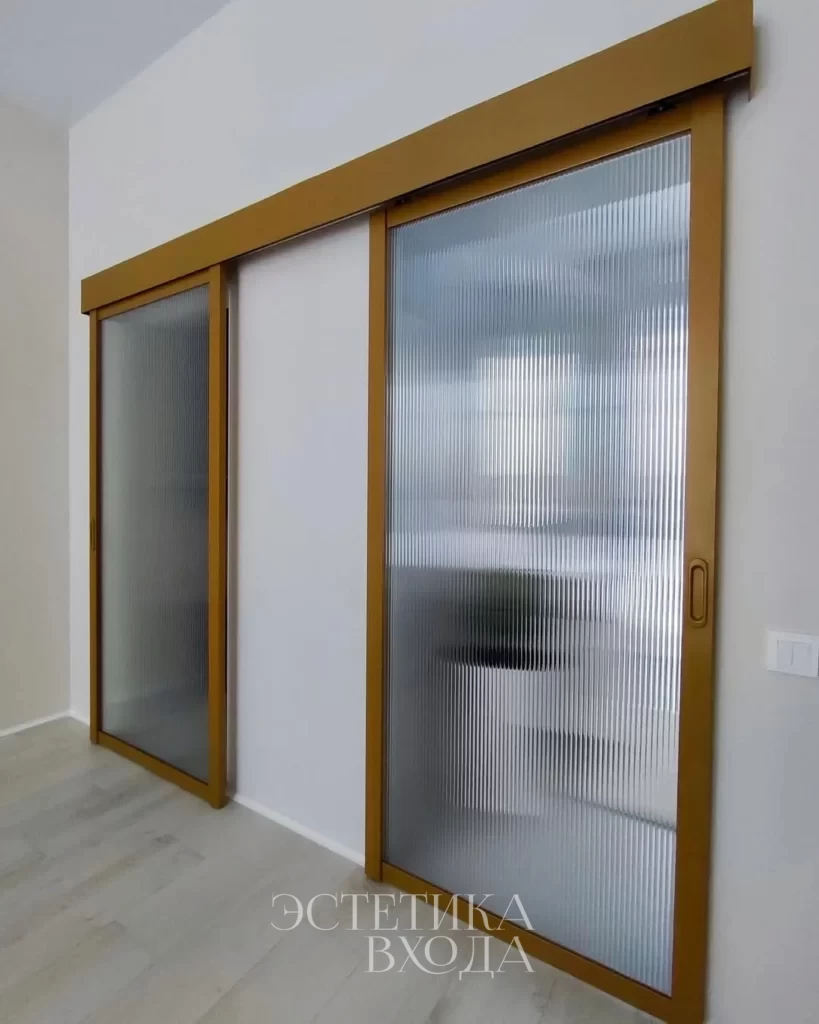 перегородка с рифленым стеклом