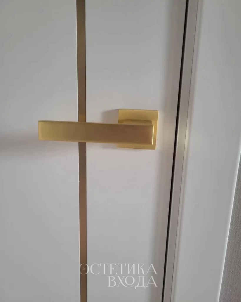 Межкомнатная дверь Line 01 Эмаль золотой молдинг